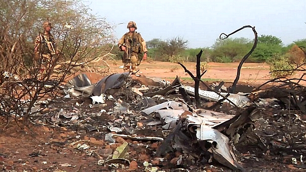 Imagem divulgada pelo Exército francês mostra destroços do avião da Air Algérie