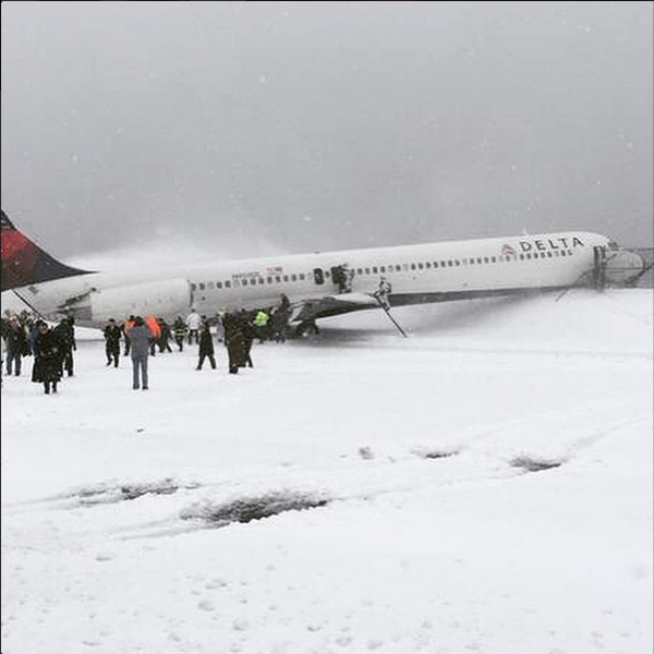 Avião da Delta derrapou na neve e bateu em cerca após pouso no aeroporto de LaGuardia, em NY