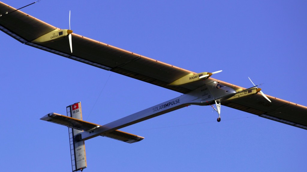 O avião experimental "Solar Impulse" decolou de uma base aérea na Suiça. É a primeira tentativa de voo internacional dependendo apenas da energia do Sol
