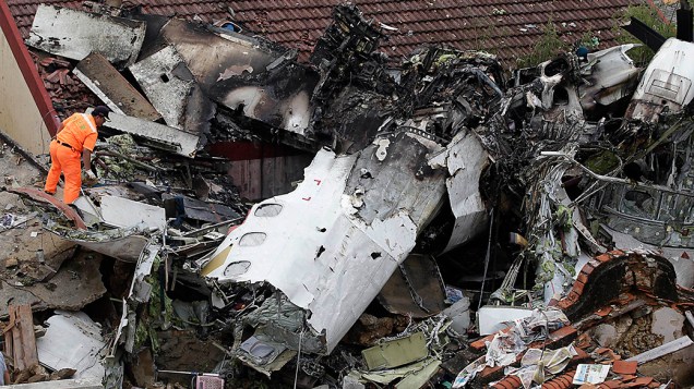 Equipe de resgate examina os destroços do avião da compania aérea TransAsia, que explodiu durante aterrisagem na última quarta-feira (23), matando 48 pessoas, em Taiwan