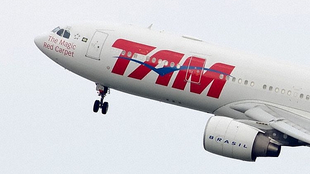 Imagem divulgada pelo órgão de aviação de Nova York mostra trem de pouso do avião da TAM na posição errada