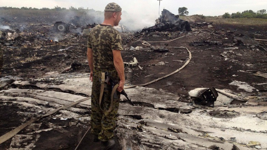 Oficiais do Ministério de Emergências trabalham no local onde o Boing 777 da Malaysia Airlines caiu na região de Donetsk, na Ucrânia oriental. Segundo as autoridades, o avião foi abatido sobre o território por militantes pró-Rússia, matando as 298 pessoas que estavam a bordo