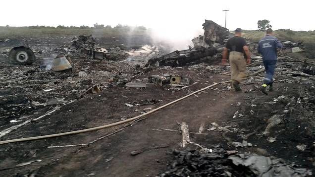 Oficiais do Ministério de Emergências trabalham no local onde o Boing 777 da Malaysia Airlines caiu na região de Donetsk, na Ucrânia oriental. Segundo as autoridades, o avião foi abatido sobre o território por militantes pró-Rússia, matando as 295 pessoas que estavam a bordo