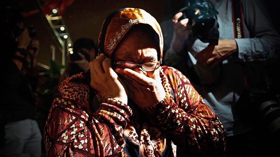 Mulher chora ao sabe que familiar é umas das vítimas do voo MH17 da Malaysia Airlines que caiu na Ucrânia