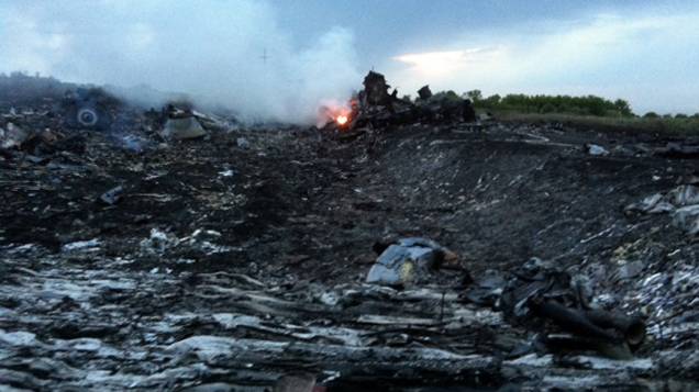 Destroços do avião da Malaysia Airlines transportando 298 pessoas de Amsterdã para Kuala Lumpur que caiu, em uma região controlada por rebeldes pró-Rússia no leste da Ucrânia