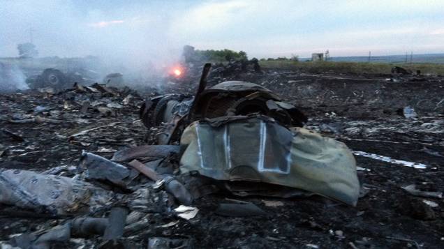 Destroços do Boing 777 da Malasya Airlines, abatido em território ucraniano, são vistos próximo a região de Donastek. Segundo informações de autoridades locais, a aeronave foi derrubada por um míssil, matando as 298 pessoas que estavam a bordo