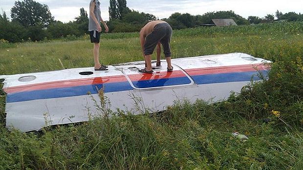 Moradores acham destroços do avião na Ucrânia