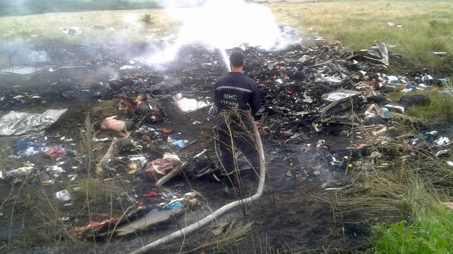 Destroços do avião da Malaysia Airlines transportando 295 pessoas de Amsterdã para Kuala Lumpur que caiu, em uma região controlada por rebeldes pró-Rússia no leste da Ucrânia