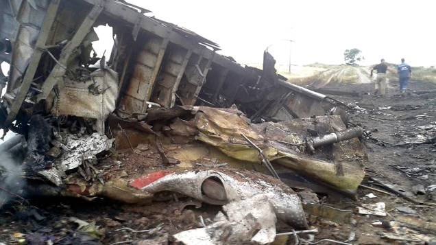 Oficiais do Ministério de Emergências trabalham no local onde o Boing 777 da Malaysia Airlines caiu na região de Donetsk, na Ucrânia oriental. Segundo as autoridades, o avião foi abatido sobre o território por militantes pró-Rússia, matando as 298 pessoas que estavam a bordo