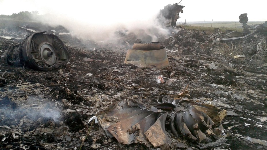 Destroços do Boing 777 da Malasya Airlines, abatido em território ucraniano, são vistos próximo a região de Donastek. Segundo informações de autoridades locais, a aeronave foi derrubada por um míssil, matando as 298 pessoas que estavam a bordo