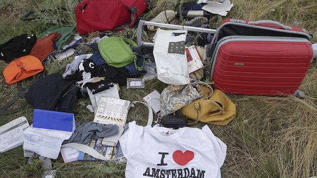 Objetos que estavam na bagagem dos passageiros do voo da Malaysia Airlines que foi abatido em Grabovka, na Ucrânia