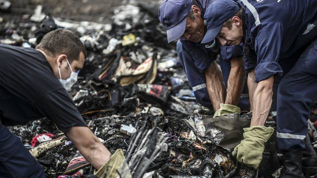 Na imagem, equipes de resgate ucranianas procuram corpos no local do acidente do Boing 777 da Malaysia Airlines, perto da aldeia de Grabove, na região de Donetsk. Líderes mundiais exigiram cooperação imediata da Rússia em uma investigação sobre o abate da aeronave, que matou as 298 pessoas que estavam a bordo