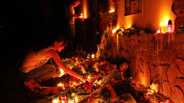 Em Kiev, pessoas acendem velas na embaixada da Malásia para as vítimas do voo MH17 da Malaysia Airlines, que caiu em Grabovka, no leste da Ucrânia
