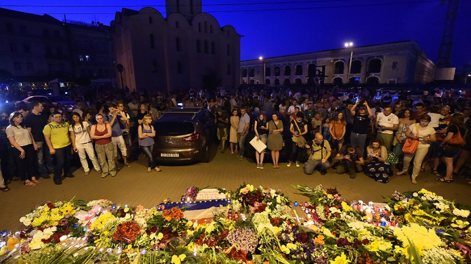 Pessoas prestam homenagens em frente à Embaixada da Holanda em Kiev para as vítimas do voo MH17 da Malaysia Airlines que foi abatido por um míssil