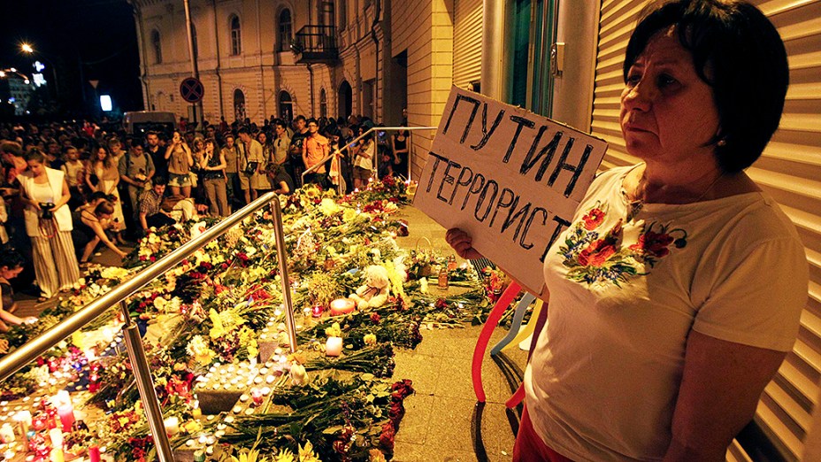 Pessoas prestam homenagens em frente à Embaixada da Holanda em Kiev para as vítimas do vôo MH17 da Malaysia Airlines que foi abatido por um míssil