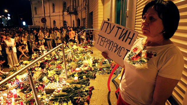 Pessoas prestam homenagens em frente à Embaixada da Holanda em Kiev para as vítimas do vôo MH17 da Malaysia Airlines que foi abatido por um míssil