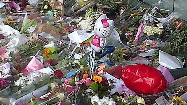 Em Amsterdã, passageiros do Aeroporto Internacional deixam flores e bilhetes em homenagem às vítimas do acidente com o Boing 777 da Malaysia Airlines, que caiu na última quinta-feira (17), no leste da Ucrânia, com 298 pessoas a bordo