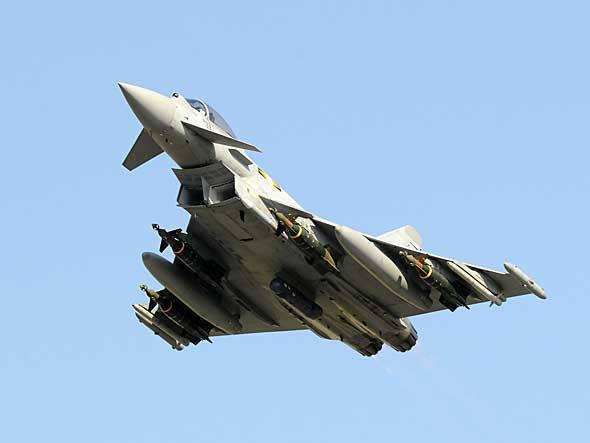 Cedidos pelas forças aéreas da Itália e do Reino Unido, aviões de combate Typhoon, da Eurofighter, voaram diretamente da Líbia ao Salão Aeronáutico de Paris para os voos diários de exibição
