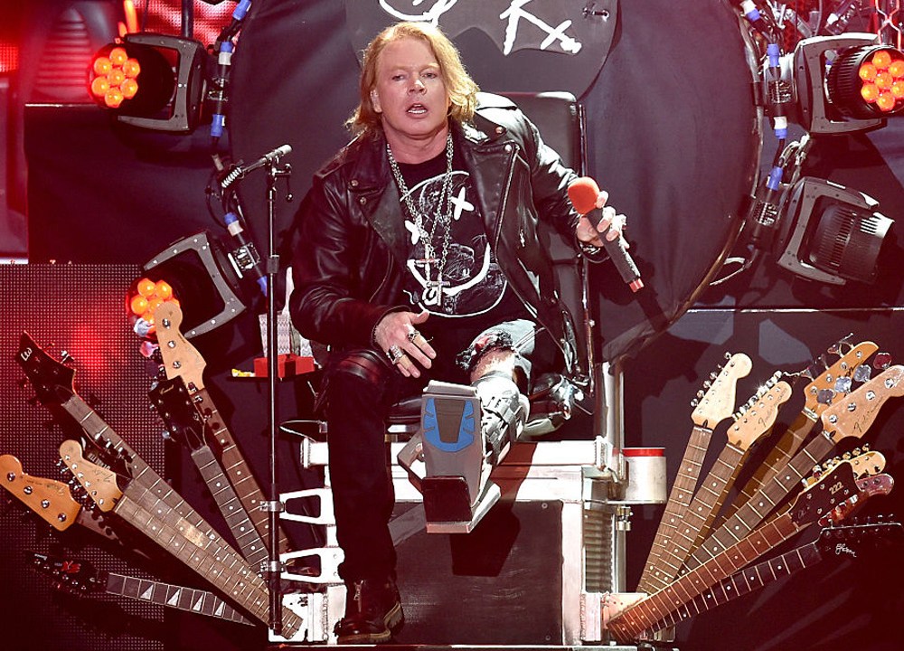 Axl Rose se apresenta com pé quebrado ao lado da banda Guns N' Roses