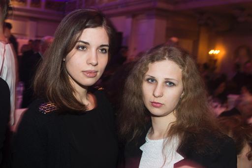 Nadezhda Tolokonnikova (E) e Maria Alyokhina (R) em Berlim no dia 10 de fevereiro de 2014