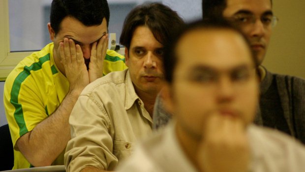 Bacharéis em direito prestam exame da OAB em São Paulo