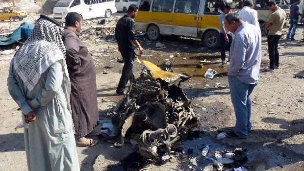 Veículo após explosão em uma pequena estação de ônibus de Bagdá, neste domingo