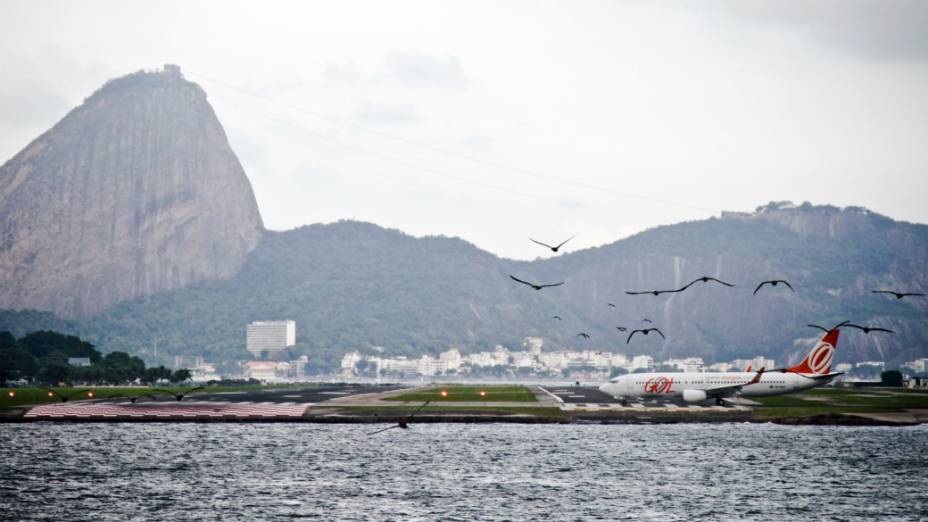 Poluição nas portas de entrada do Rio: os dois aeroportos, Santos Dumont (foto) e Galeão, ficam dentro da Baía de Guanabara