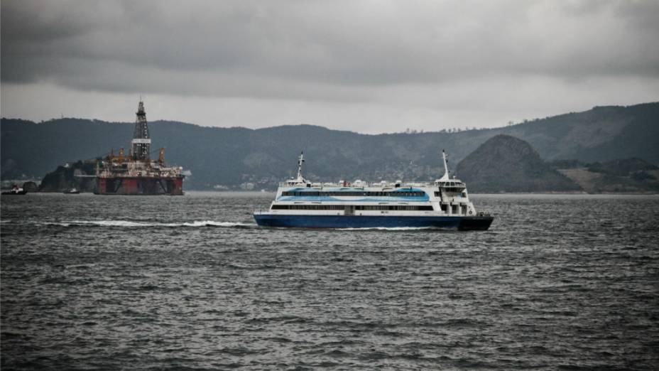 Navegação ameaçada: por dia, 100 mil passageiros cruzam a Baía de Guanabara, onde são frequentes problemas com lixo comprometendo as embarcações