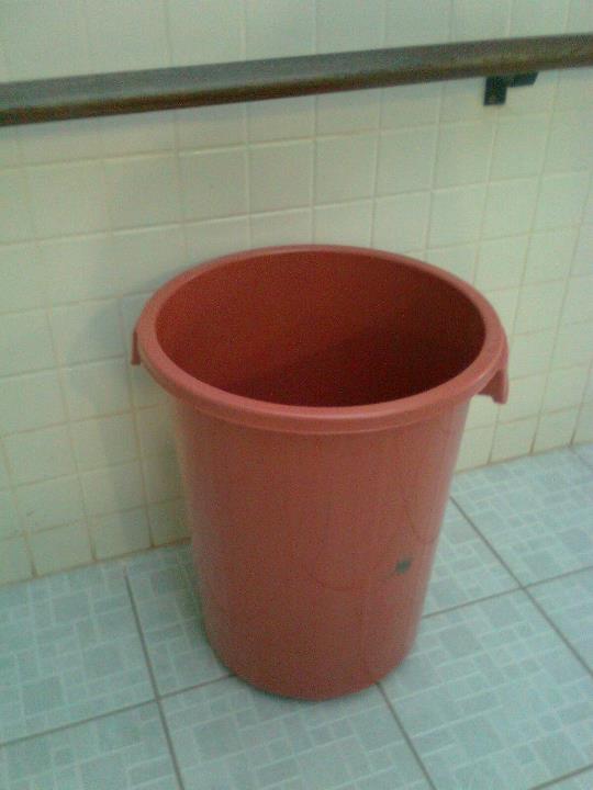 Cesto de lixo é improvisado como balde para as goteiras da escola