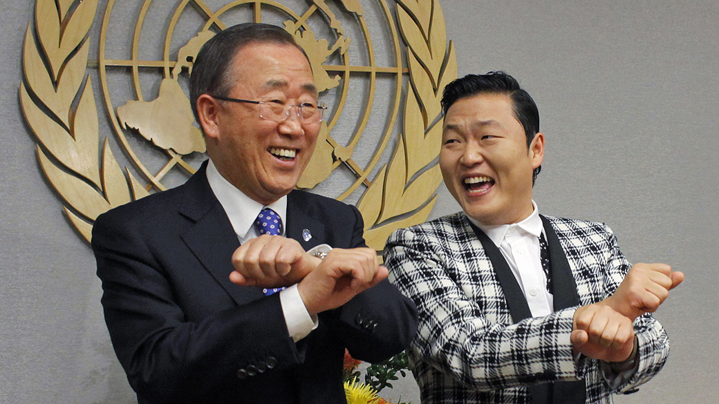 O secretário-geral da ONU, Ban Ki-moon, ensaiou alguns passos da música “Gangnam Style” em encontro com o cantor sul-coreano Psy na sede da organização, em Nova York, nos Estados Unidos