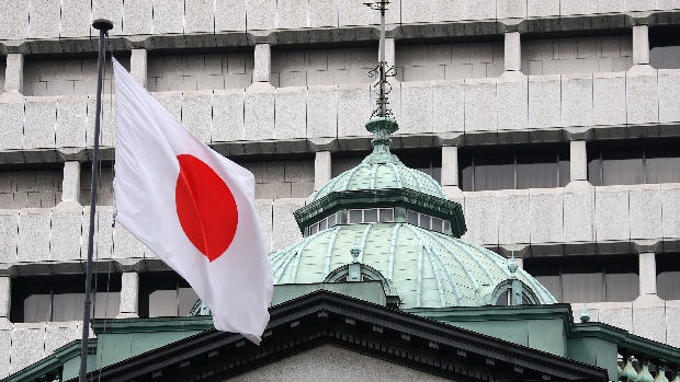 Alguns economistas dizem que a queda dos juros oferece ao governo japonês a oportunidade de expandir estímulos fiscais para reviver sua economia adormecida