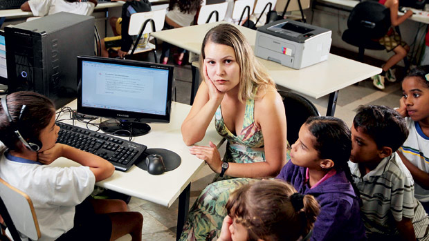 AULA ANALÓGICA - Os computadores foram instalados na escola da professora Rosemary, em Goiás, mas a internet não funciona: aulas só com atividades off-line