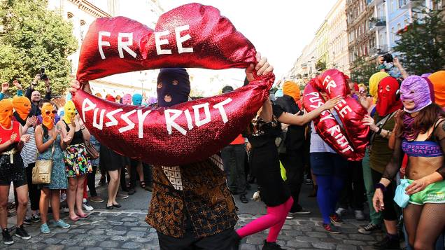 Simpatizantes da banda feminina "Pussy Riot" protestam em Berlim, na Alemanha, com balões onde se lê "libertem Pussy Riot"