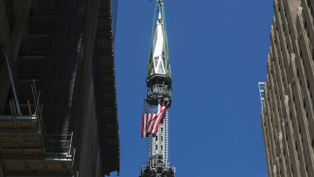 Bandeira dos Estados Unidos é colocada na antena do One World Trade Center.