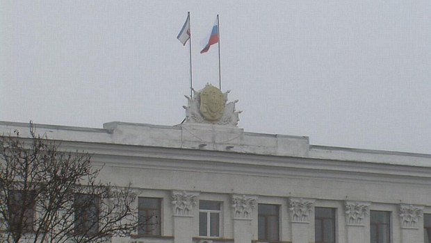 Bandeira russa foi colocada no alto do Parlamento autônomo da Crimeia no lugar da bandeira ucraniana