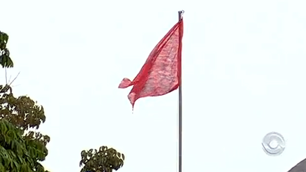 Estudantes que participam da ocupação na reitoria da UFSC substituíram a Bandeira Nacional por uma vermelha