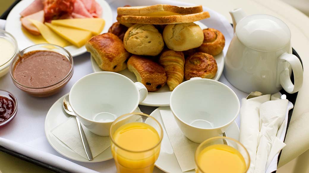De acordo com o estudo, pular o café da manhã não aumenta a fome ao longo do dia nem faz engodar. No entanto, comer de manhã está associado a um aumento de energia e maior gasto calórico durante o dia
