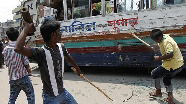 Manifestantes depredam ônibus em Daca em protesto a desabamento de edifício