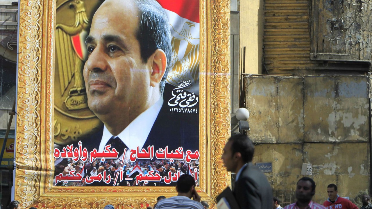Banner com o rosto do marechal Abdel Fattah al-Sisi é visto no centro da cidade do Cairo, no Egito