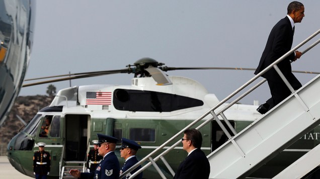 O presidente dos Estados Unidos, Barack Obama, embarca em Los Angeles para compromissos de campanha, em 08/10/2012