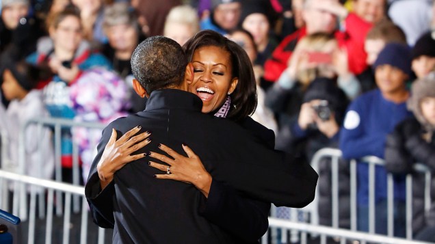 Presidente dos Estados Unidos, Barack Obama abraça sua esposa Michelle Obama em Des Moines, Iowa durante o último dia de campanha