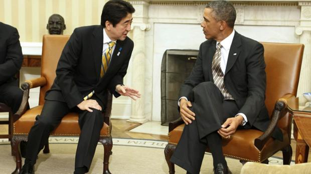 O presidente Barack Obama conversa com o primeiro-ministro do Japão, Shizo Abe, no salão oval da Casa Branca, em Washington