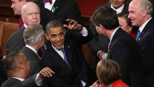 Obama recebe cumprimentos após o discurso no Congresso americano