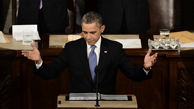 Barack Obama agradece os aplausos dos congressistas e se preparar para fazer o primeiro discurso do Estado da União em seu segundo mandato