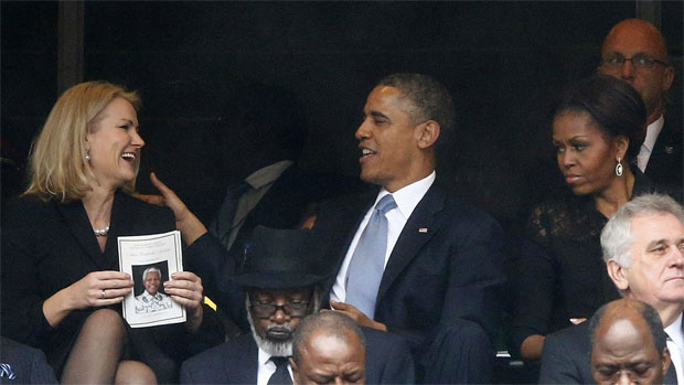 O presidente americano Barack Obama e a primeira-ministra dinamarquesa Helle Thorning Schmidt são observados pela primeira-dama Michelle Obama