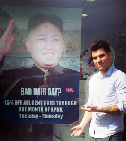 Mo Nabbach ao lado do cartaz bem-humorado, mas considerado ofensivo pelos norte-coreanos