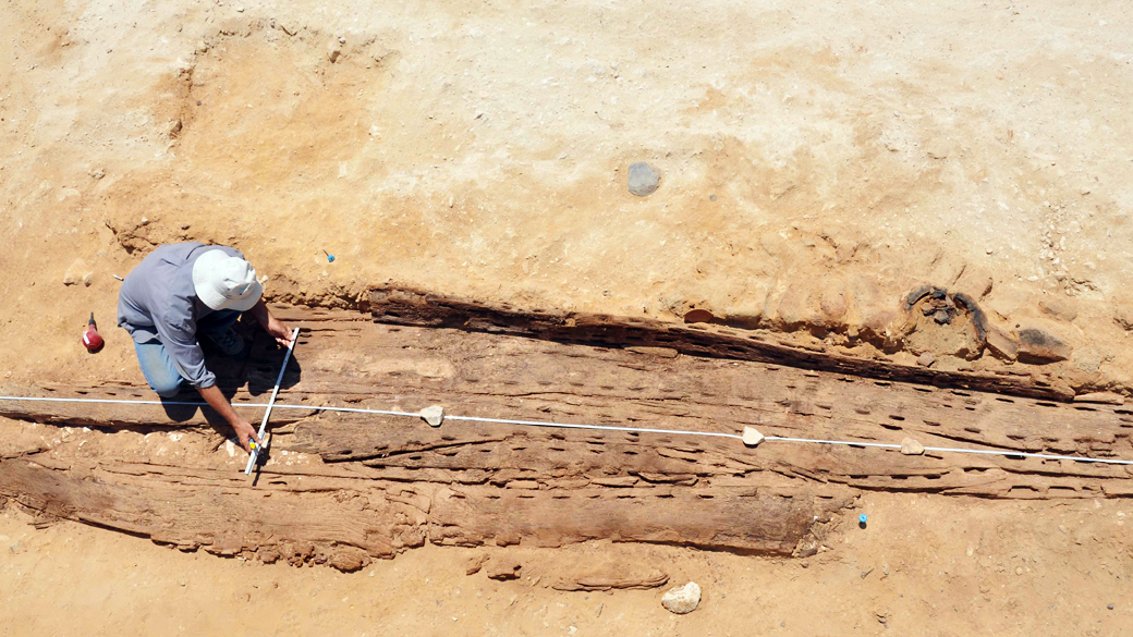 Esqueleto de um barco de madeira recém-descoberto no complexo arqueológico Abu Rawash, a oeste do Cairo