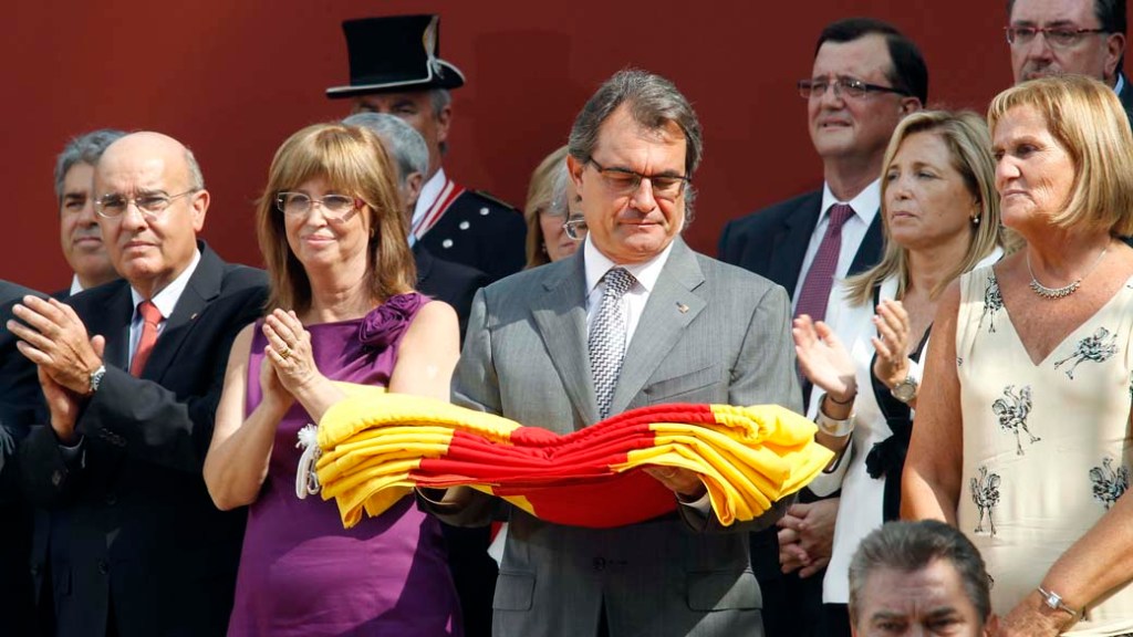 Artur Mas, presidente do governo autônomo da Catalunha segura bandeira catalã