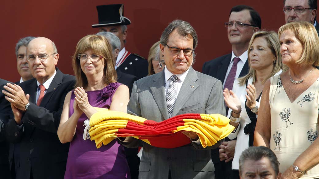 Artur Mas, presidente do governo autônomo da Catalunha segura bandeira catalã