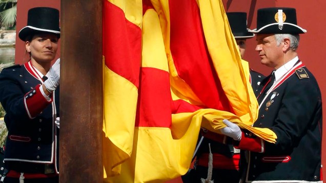 A bandeira catalã é hasteada durante cerimônia no parlamento regional marcando o Dia Nacional da Catalunha em Barcelona